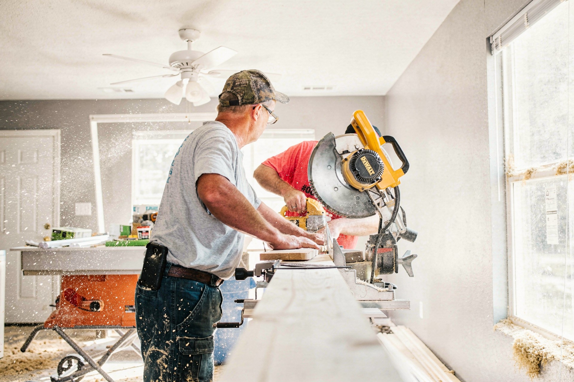 Handwerker an der Kappsäge im Tageslicht