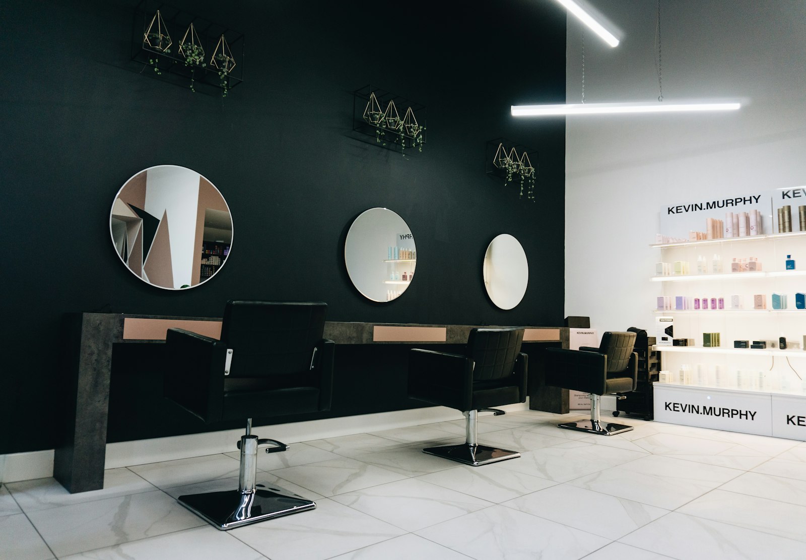 Salon-Einrichtung mit Spiegeln und Bedienplätzen