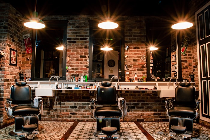 Barbershop-Innenraum mit Stühlen und Spiegeln
