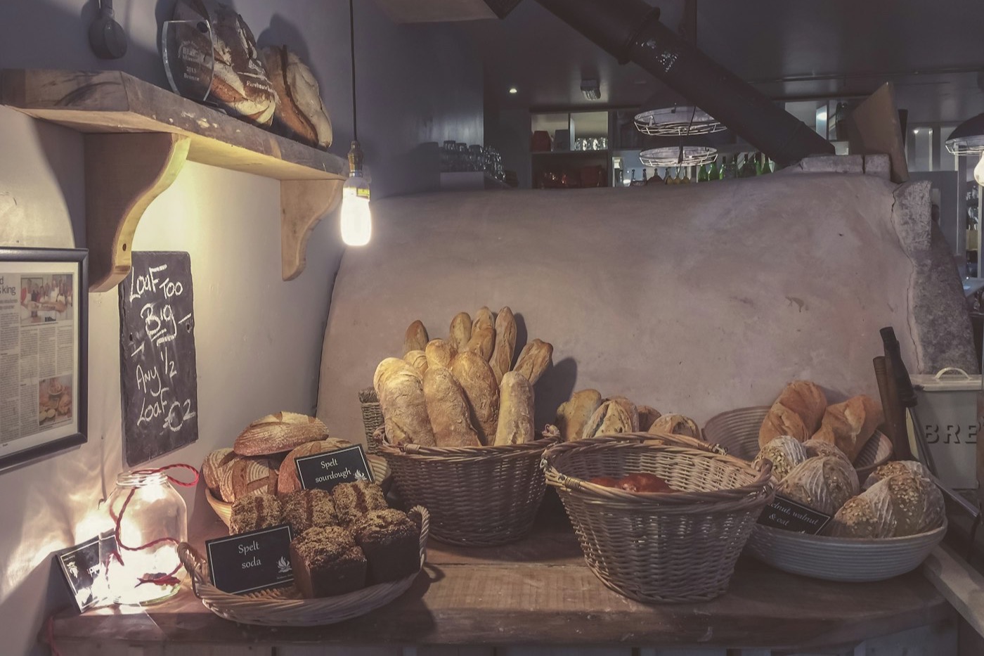 Handwerks-Bäckerei mit frischen Broten in Körben