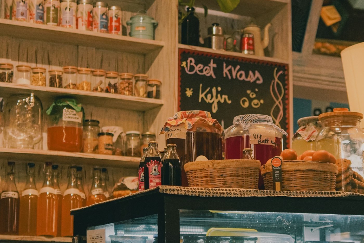 Gemütliches Café mit Theke und gefüllten Regalen