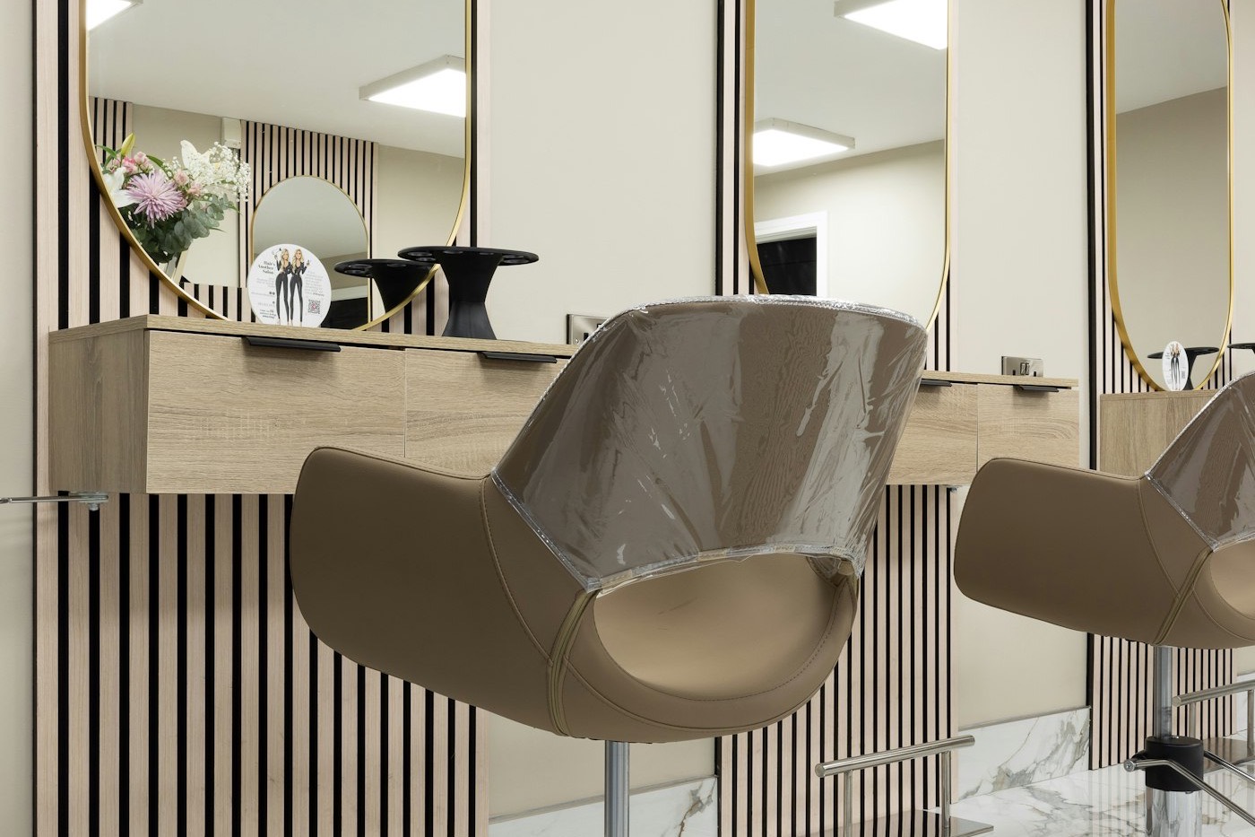 Moderner Friseursalon mit Stühlen und Spiegeln